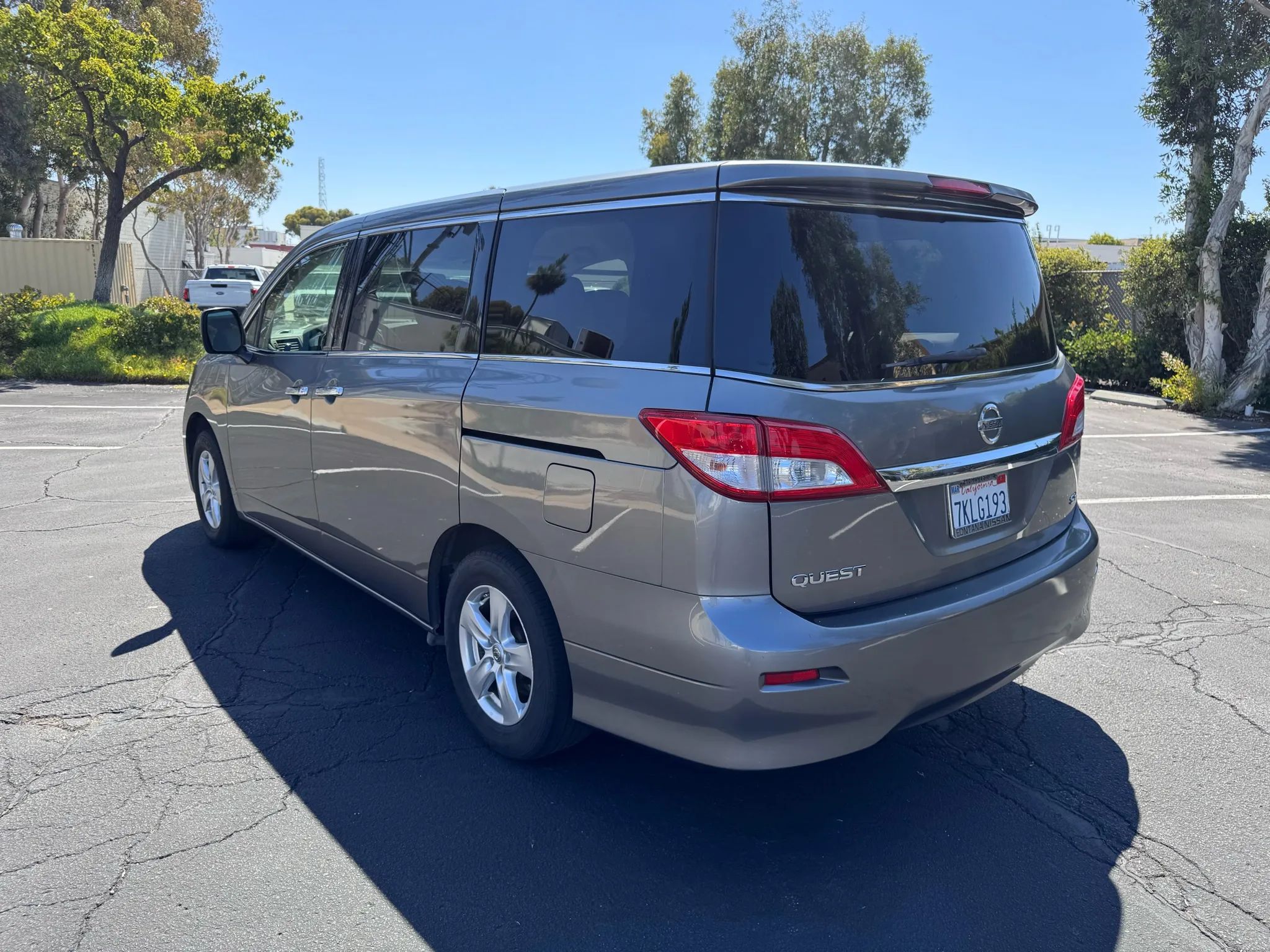 2015 Nissan Quest SV photo 3
