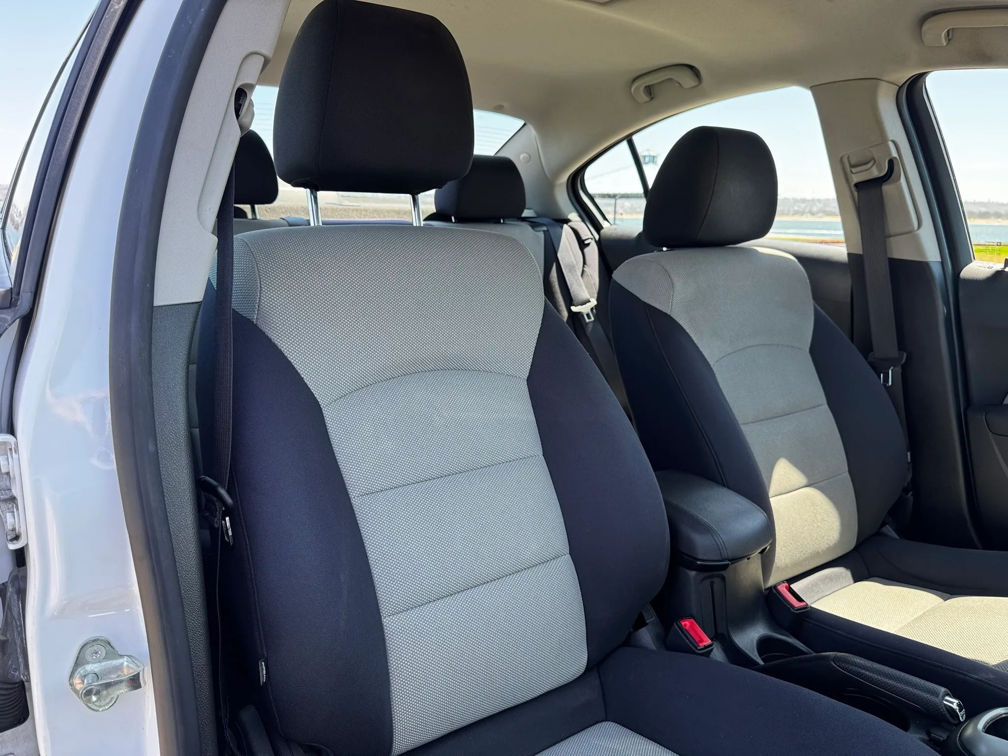 2014 Chevrolet Cruze LS - Photo 24
